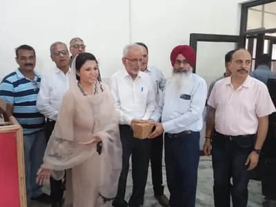 श्रीमती अमनप्रीत कौर राय हलका श्री चमकौर साहिब में जनसभा के दौरान