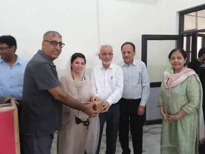 श्रीमती अमनप्रीत कौर राय हलका श्री चमकौर साहिब में जनसभा के दौरान