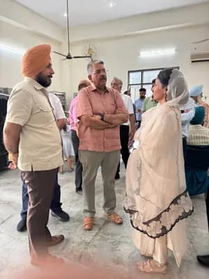 श्रीमती अमनप्रीत कौर राय हलका श्री चमकौर साहिब में जनसभा के दौरान