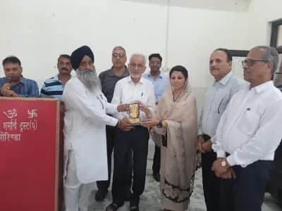 श्रीमती अमनप्रीत कौर राय हलका श्री चमकौर साहिब में जनसभा के दौरान