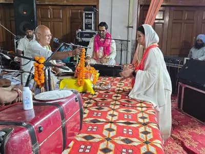 श्रीमती अमनप्रीत कौर राय हलका श्री चमकौर साहिब में जनसभा के दौरान