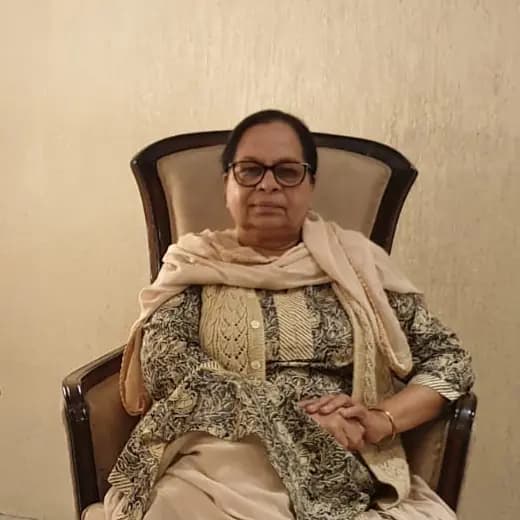 श्रीमती बलबीर कौर, चश्मा पहने, छपाई वाले कुर्ते और क्रीम रंग के दुपट्टे में