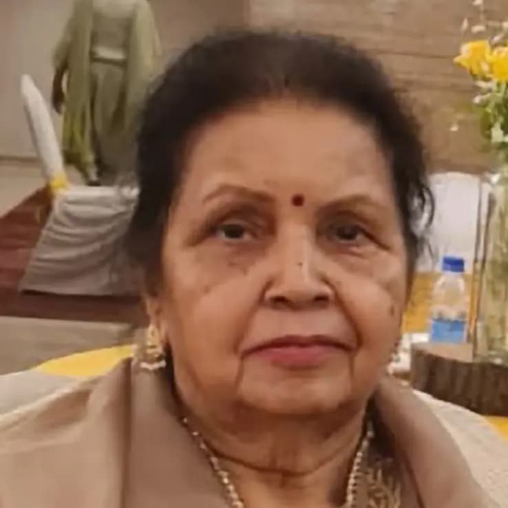 स्व. श्रीमती हरबंस कौर राय, बेज रंग के दुपट्टे और मोतियों के हार में