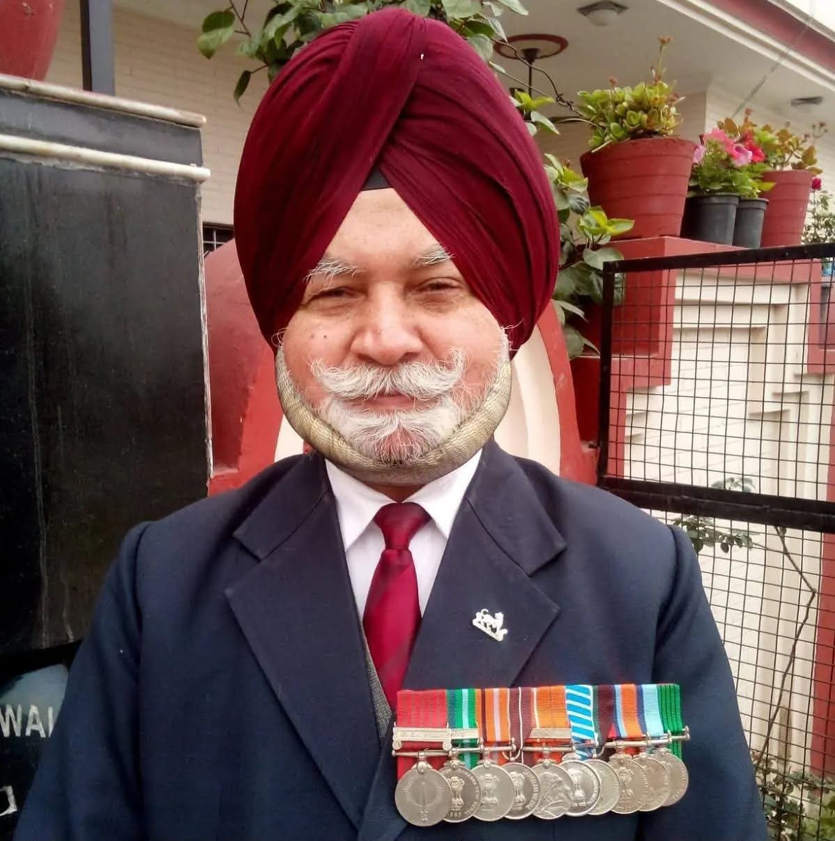 ले. कर्नल हजूरा सिंह जसवाल गहरे नीले ब्लेज़र और मैरून पगड़ी में, अपने पदक पहने हुए।